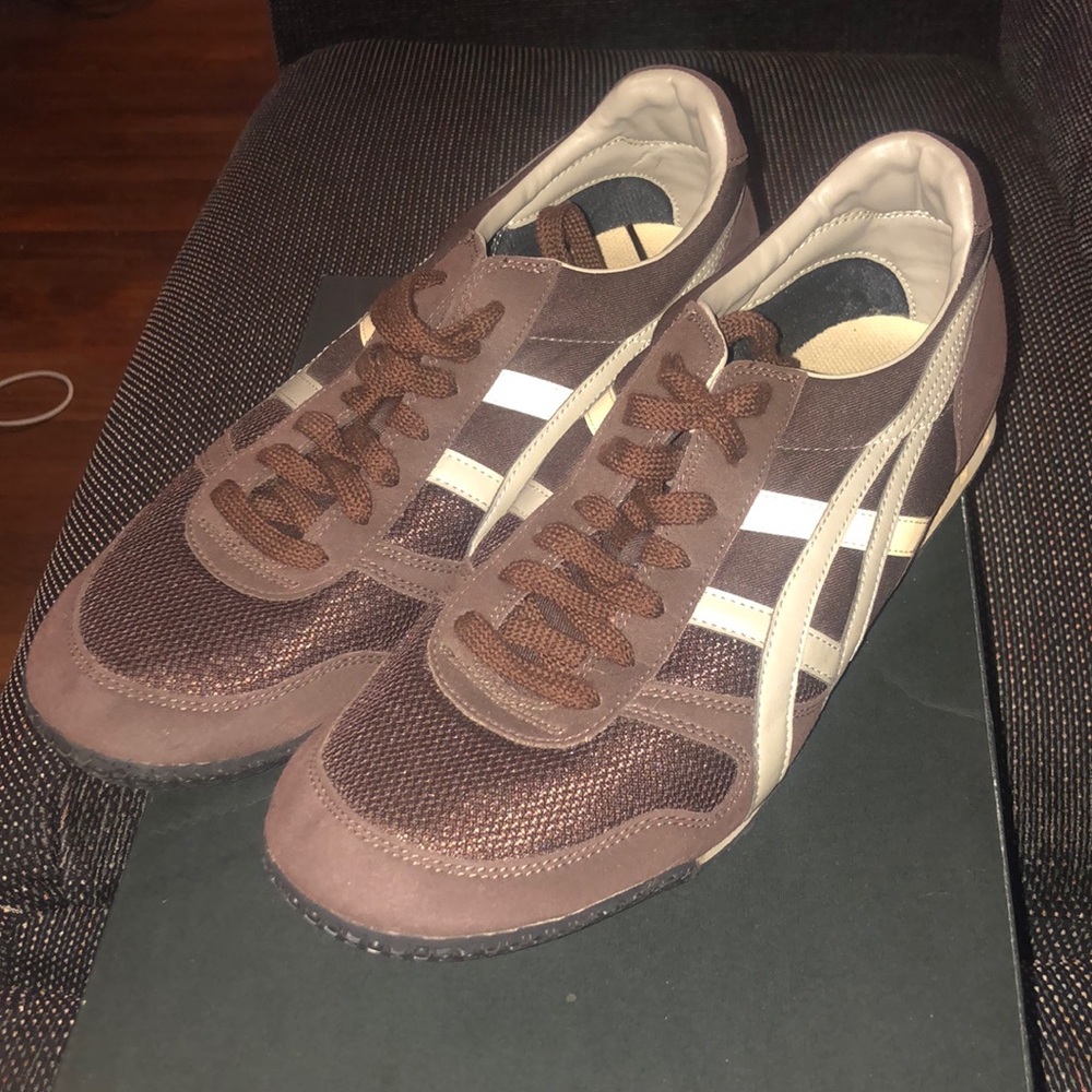 Men’s brown athlesiure shoe size 11